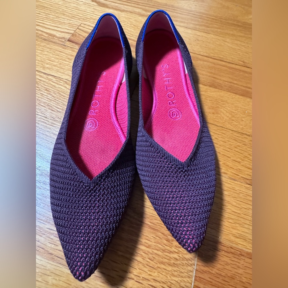🎉HP🎉EUC-Rothy's- Women- The Point in retired berry lattice color. Size 7